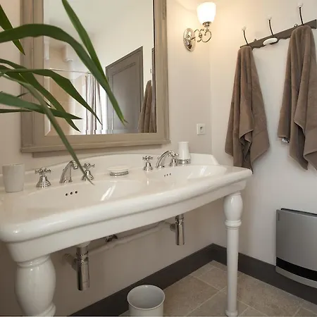 לינה וארוחת בוקר De Charme Les Bruhasses קונדום